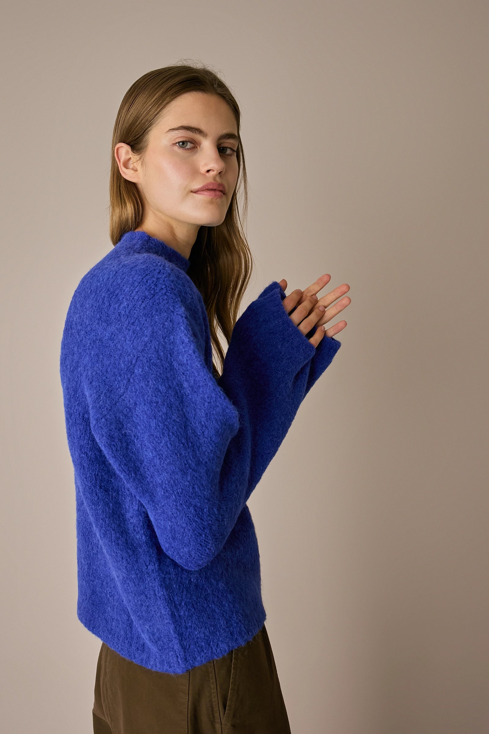 Maglia con collo vulcano bluette, linea essenziale e silhouette versatile