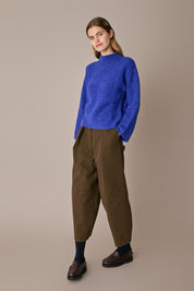 Maglia con collo vulcano blu acceso
