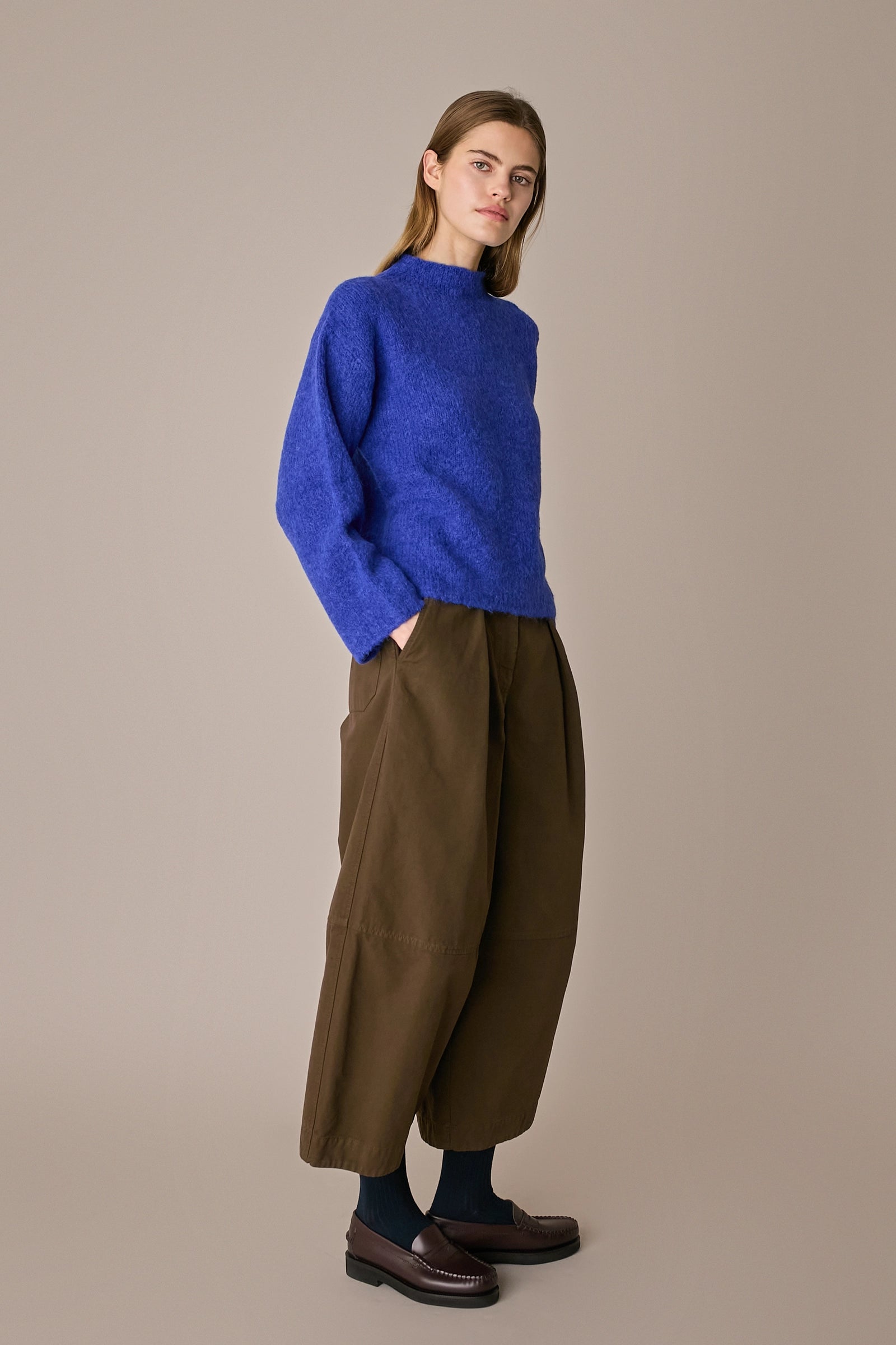 Maglia con collo vulcano blu acceso, linea essenziale e silhouette versatile