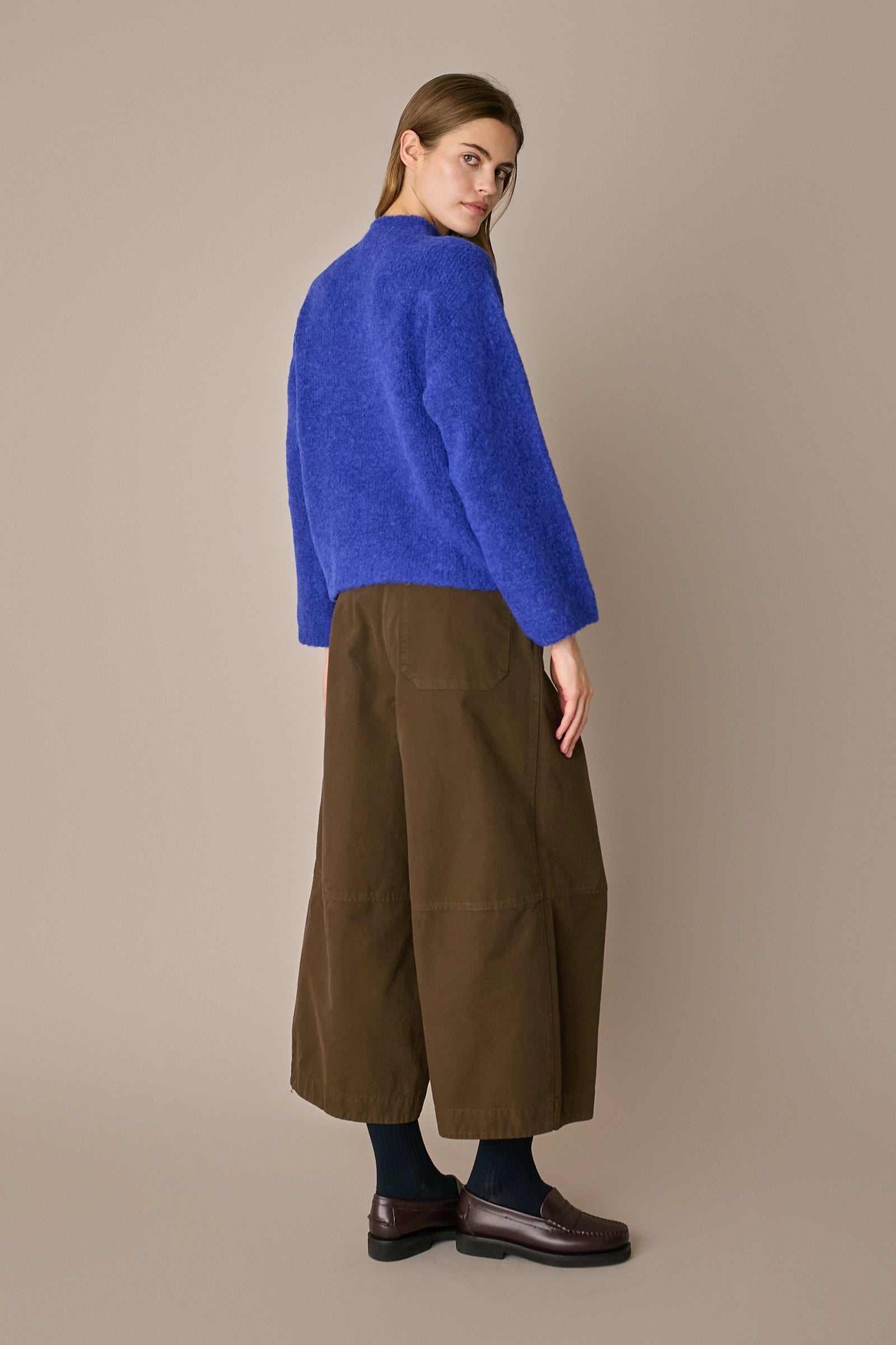 Maglia con collo vulcano bluette con silhouette versatile