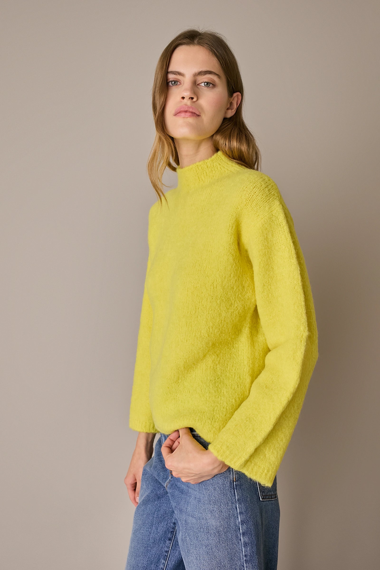 Maglia con collo vulcano giallino, dal taglio boxy