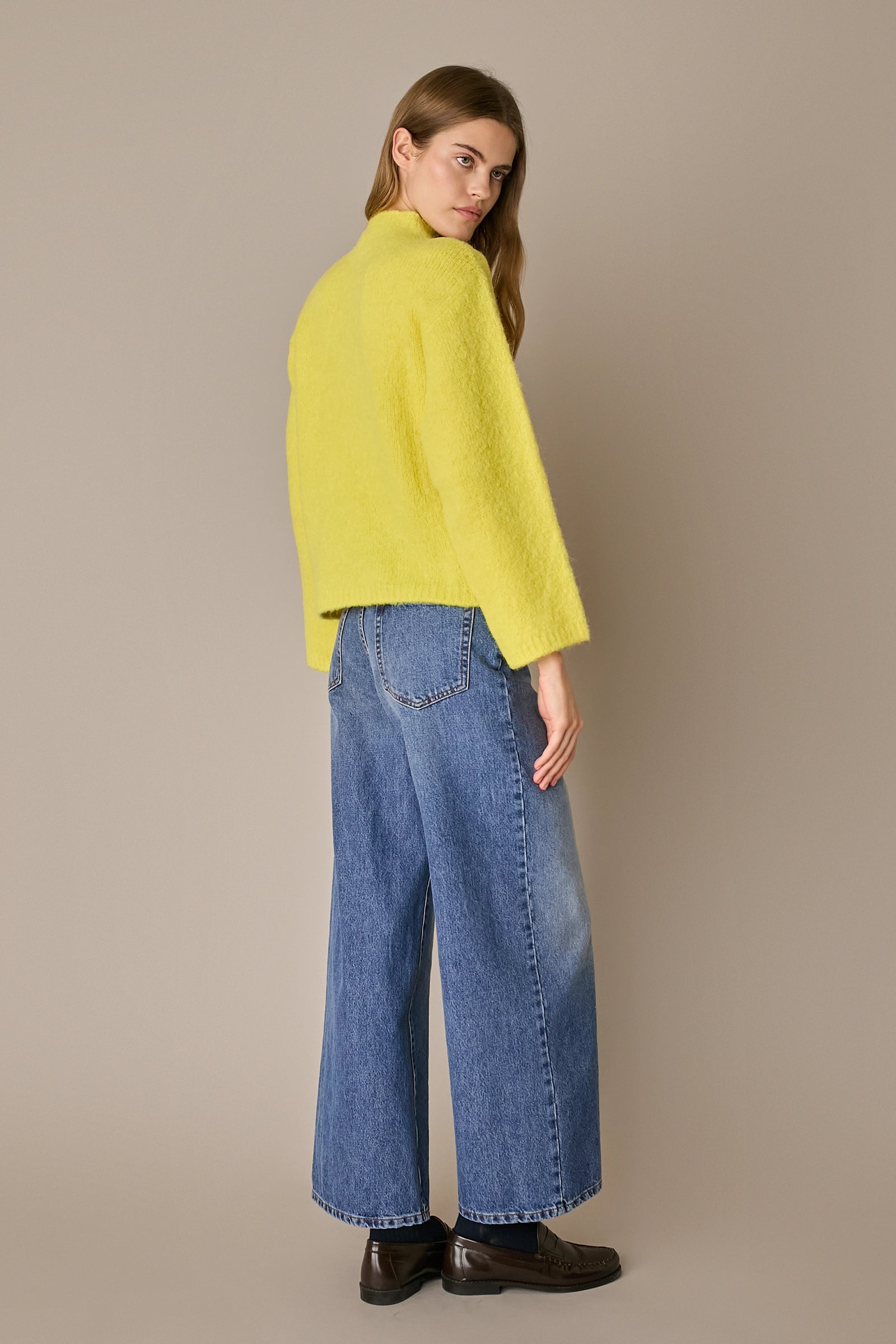 Maglia con collo vulcano giallino, silhouette versatile e finitura pulita
