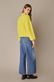 Maglia con collo vulcano giallino, silhouette versatile e finitura pulita