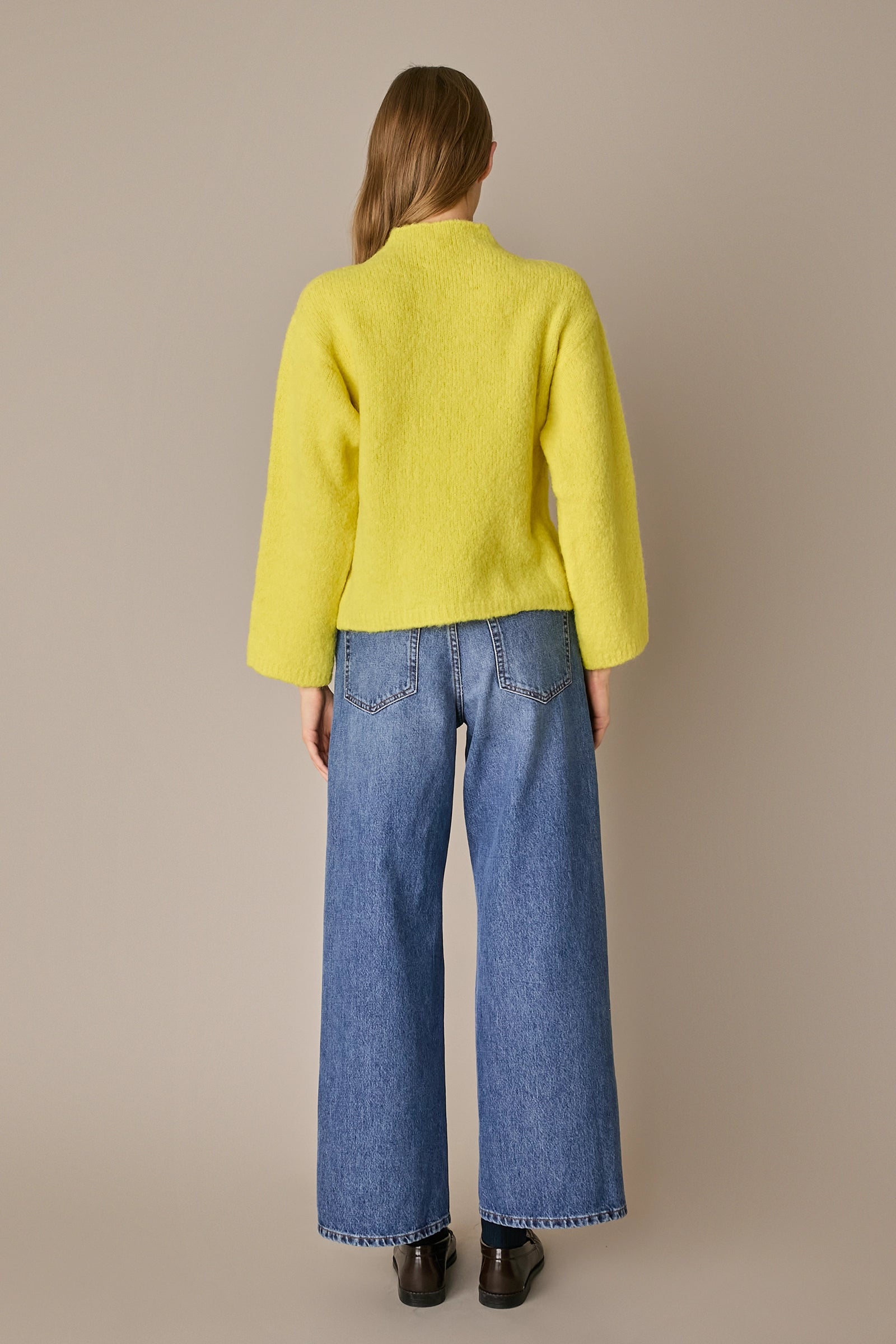 Maglia con collo vulcano giallino, silhouette versatile e finitura raffinata