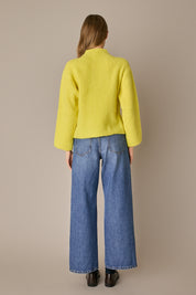 Maglia con collo vulcano giallino, silhouette versatile e finitura raffinata