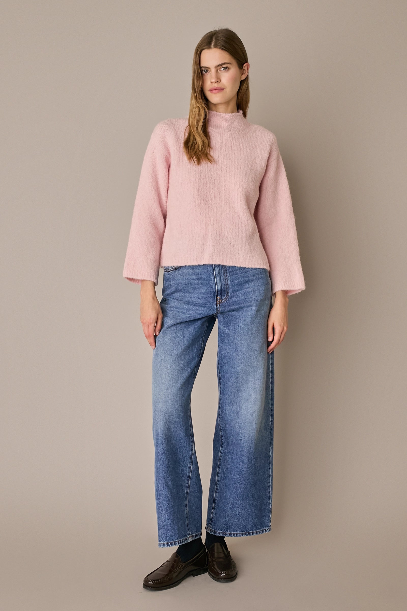 Maglia con collo vulcano rosa, silhouette versatile