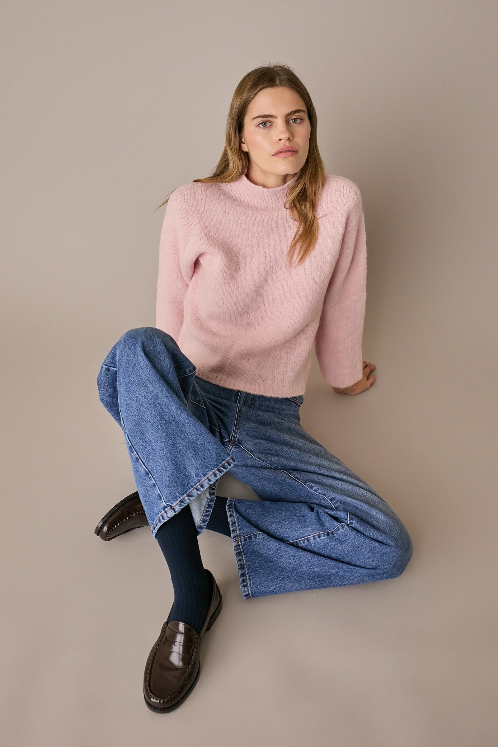 Maglia con collo vulcano rosa, finitura raffinata e linea essenziale