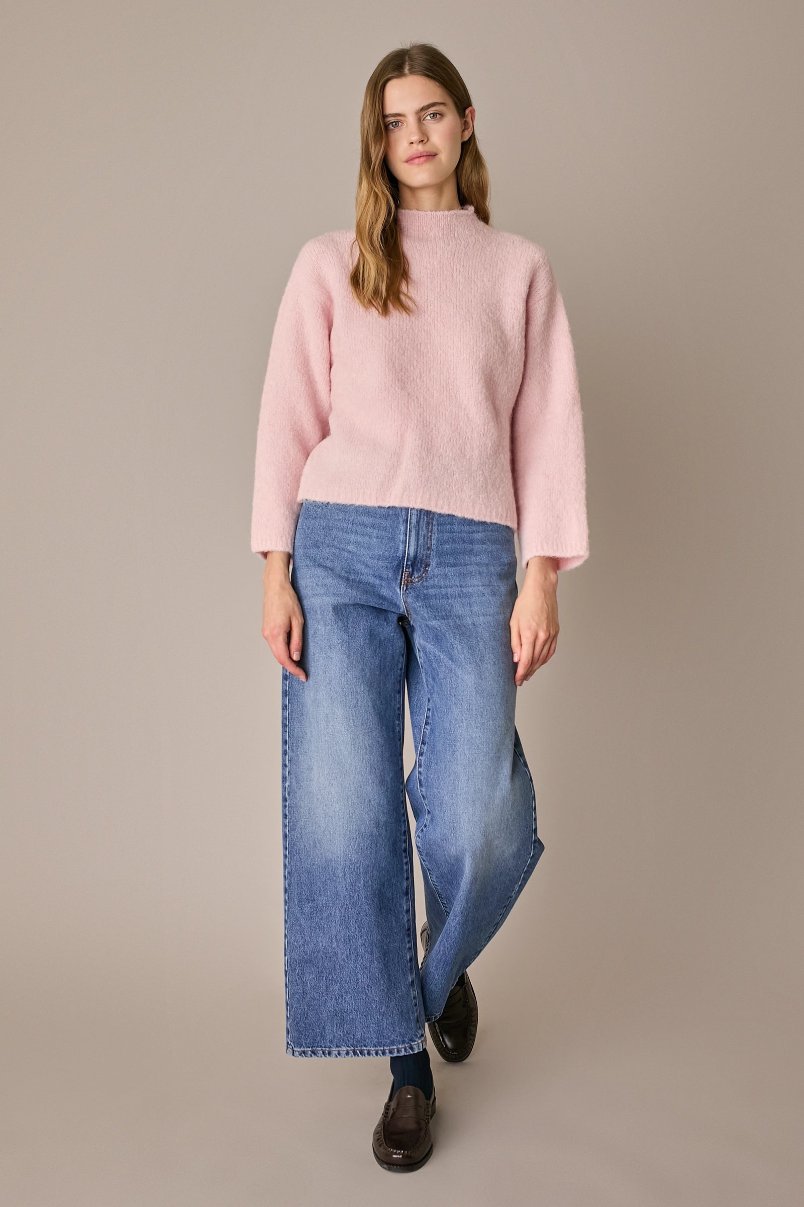Maglia con collo vulcano rosa con linea essenziale