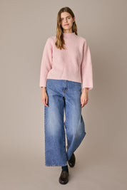 Maglia con collo vulcano rosa con linea essenziale