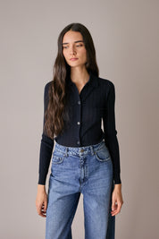 Polo traforata in lana Merino ultrafine blu navy, lavorazione traforata