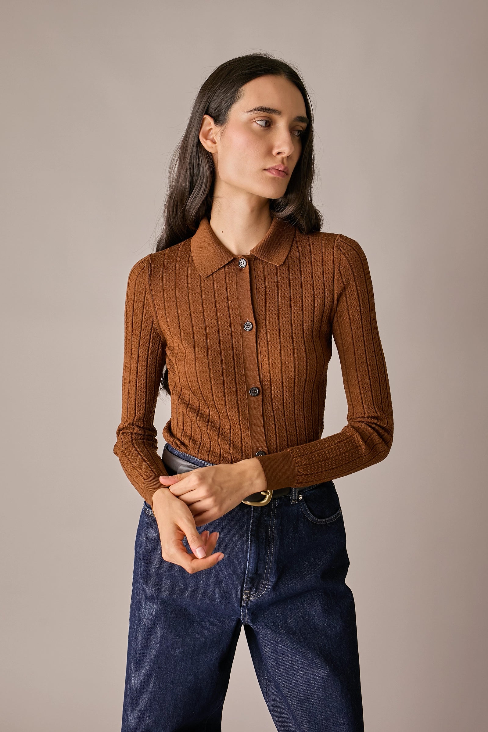 Polo traforata in lana Merino ultrafine marrone, in lana Merino, lavorazione traforata