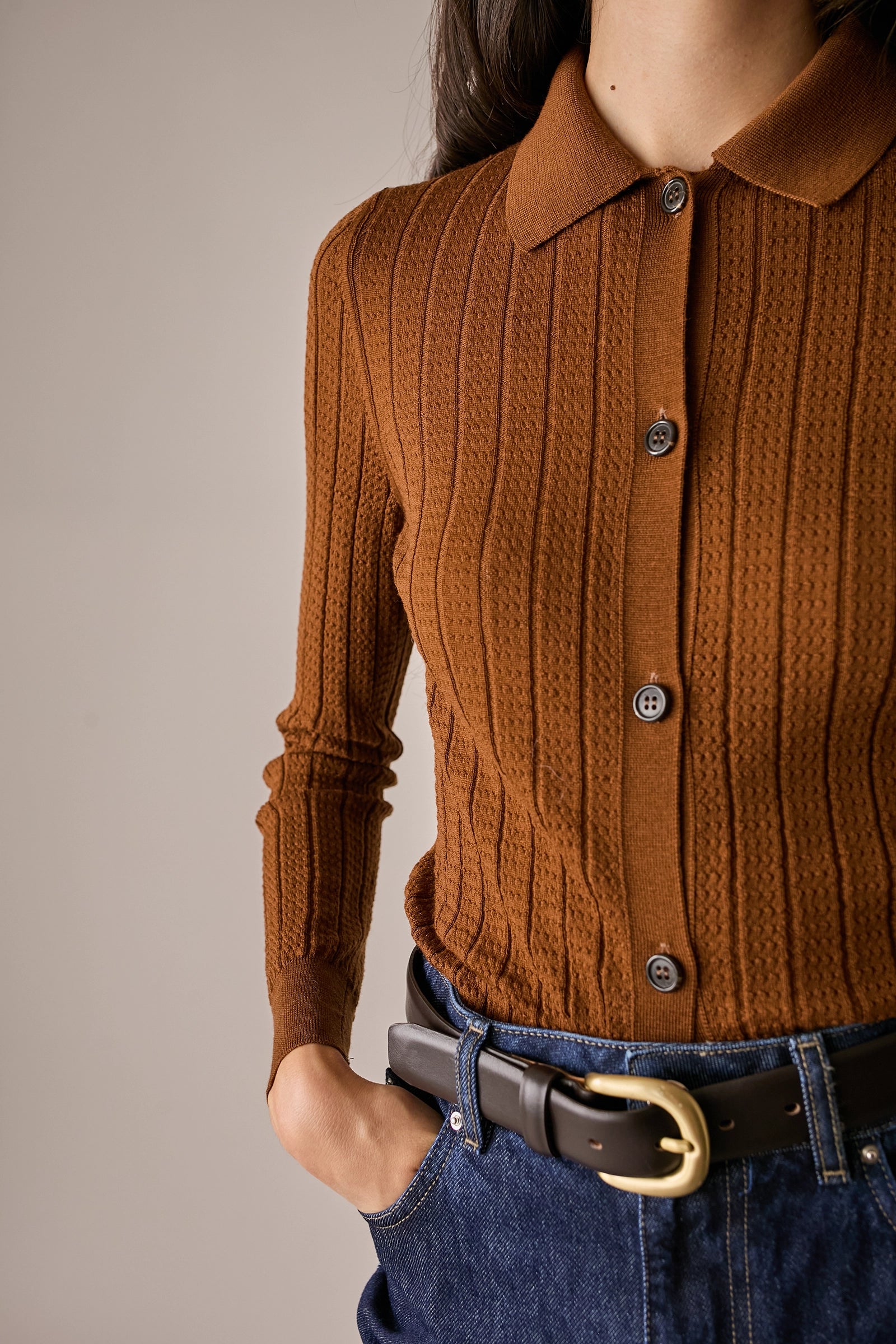Polo traforata in lana Merino ultrafine marrone, lavorazione traforata in lana Merino