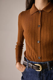 Polo traforata in lana Merino ultrafine marrone, lavorazione traforata in lana Merino
