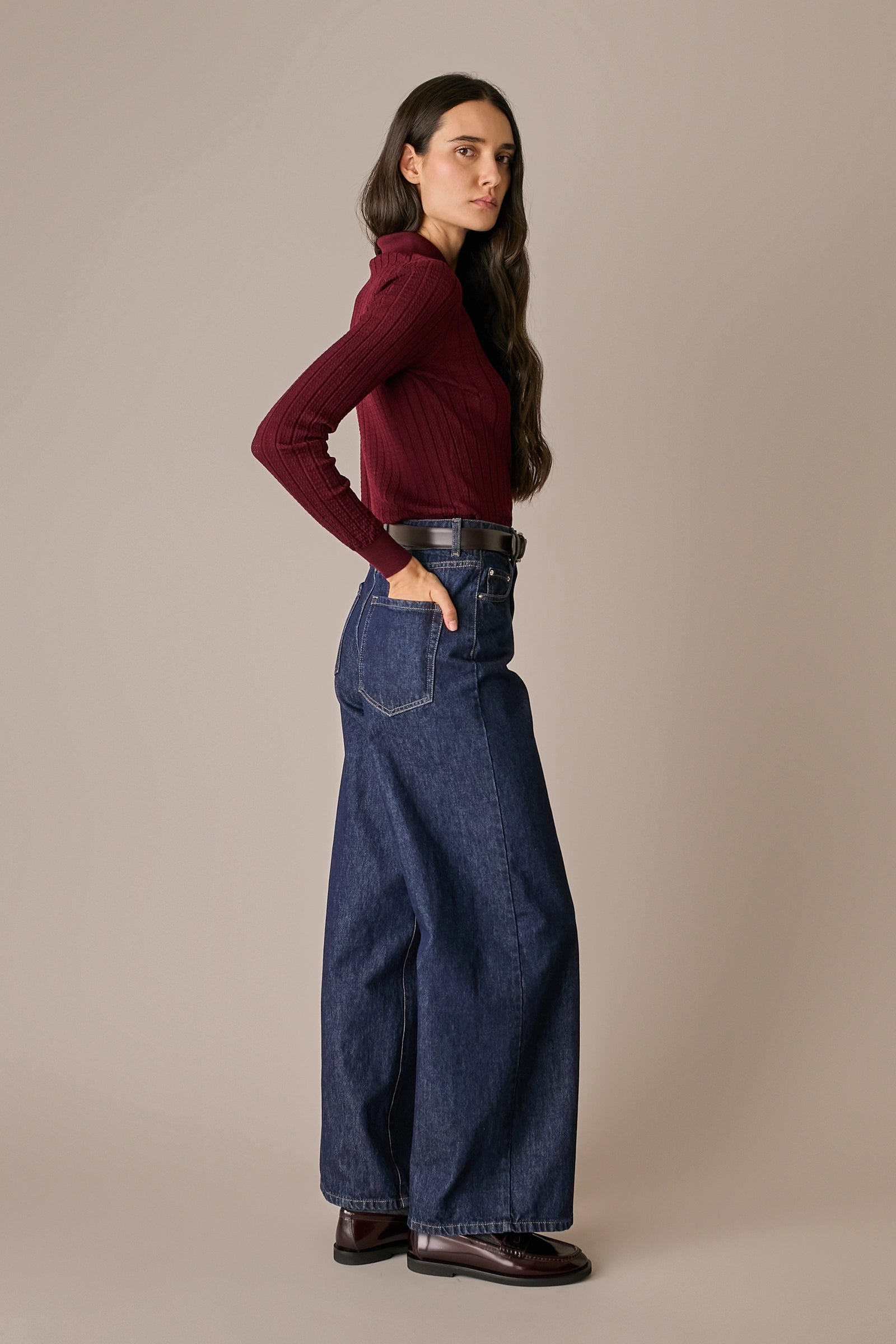 Polo traforata in lana Merino ultrafine bordeaux in lana Merino, lavorazione traforata
