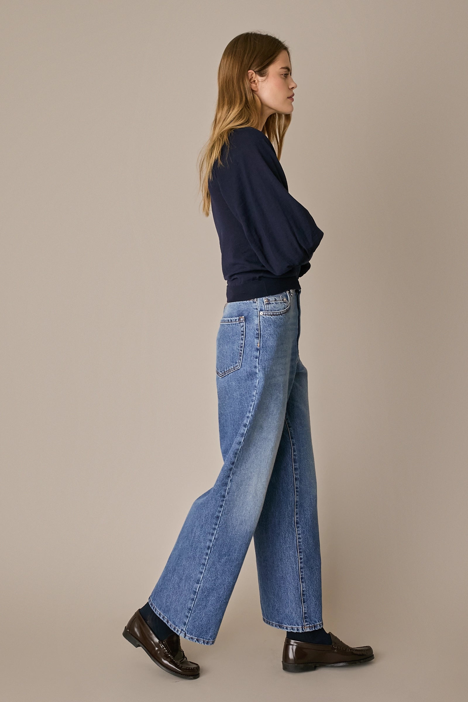 Maglia con maniche a sbuffo blu navy in lana Merino extrafine, maniche a sbuffo