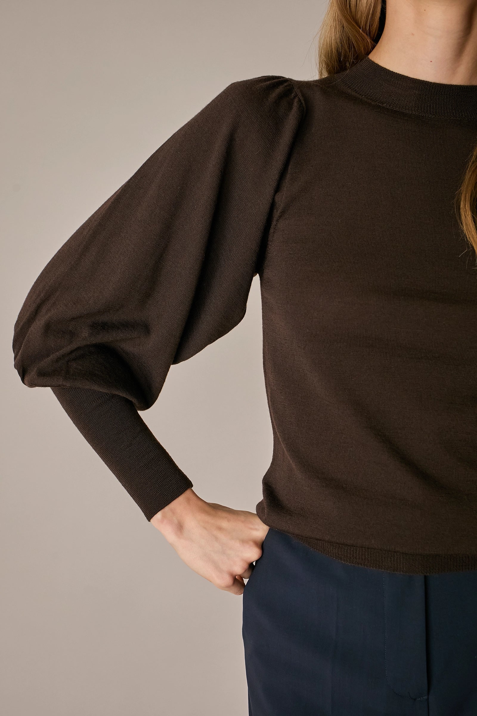 Maglia con maniche a sbuffo marrone scuro, in lana Merino, maniche a sbuffo