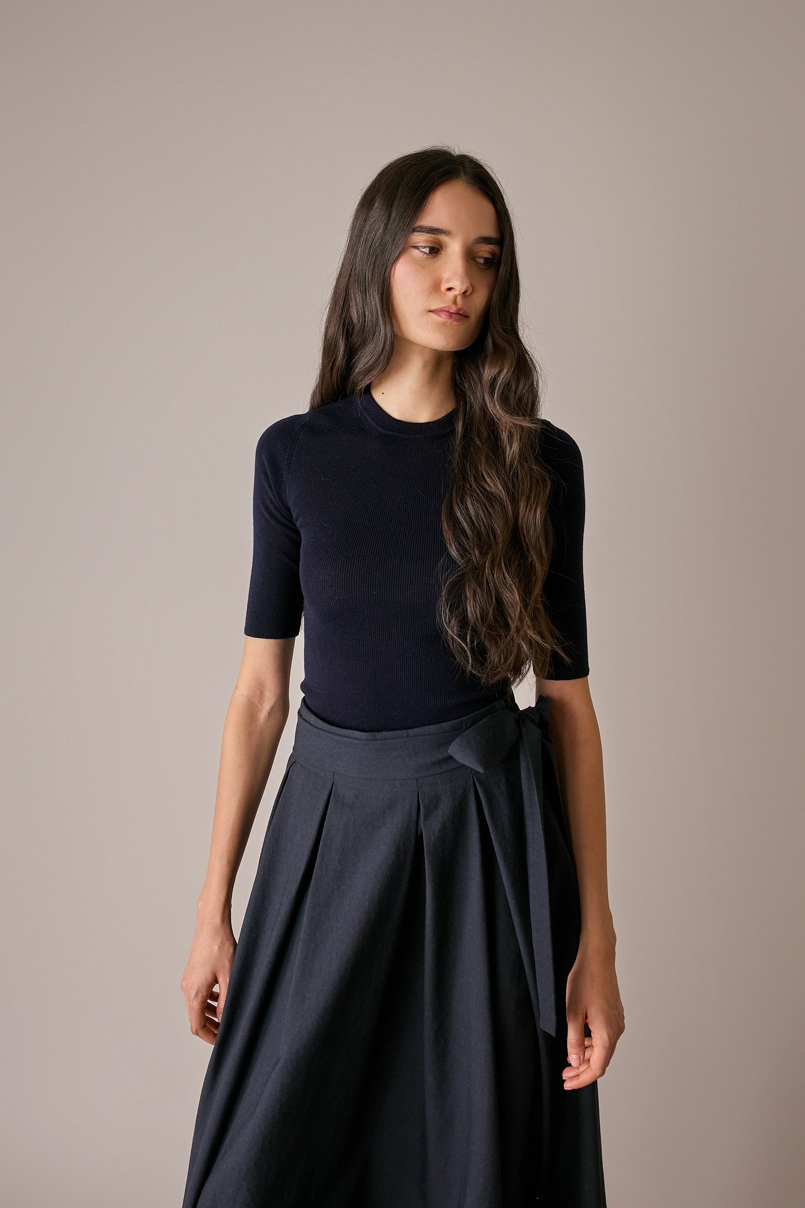 Maglia girocollo a mezze maniche blu navy con mezze maniche