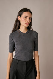 Maglia girocollo a mezze maniche grigio, mezze maniche e struttura in lana Merino extrafine