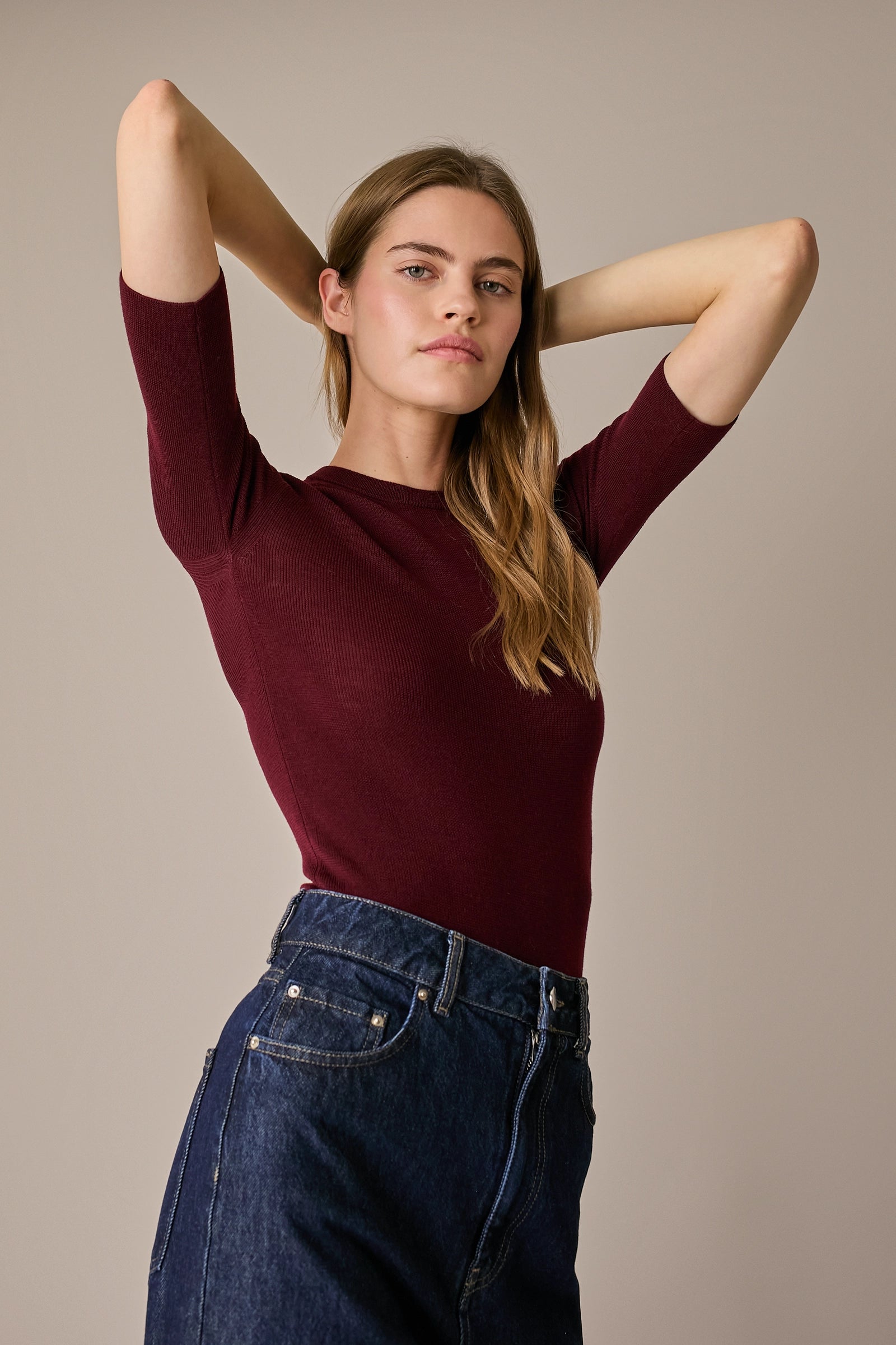 Maglia girocollo a mezze maniche bordeaux, mezze maniche e struttura in lana Merino extrafine