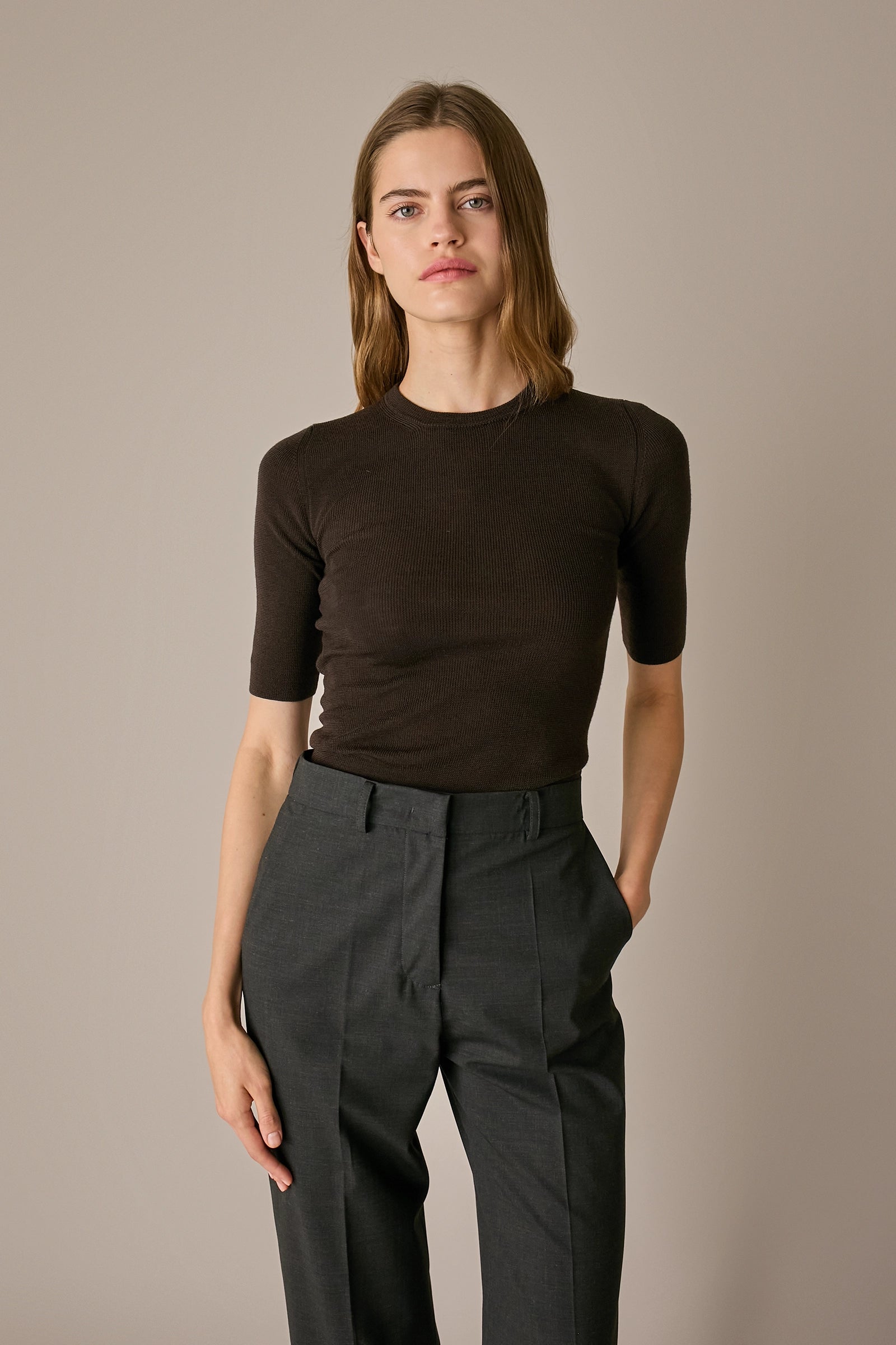 Maglia girocollo a mezze maniche marrone cioccolato, mezze maniche
