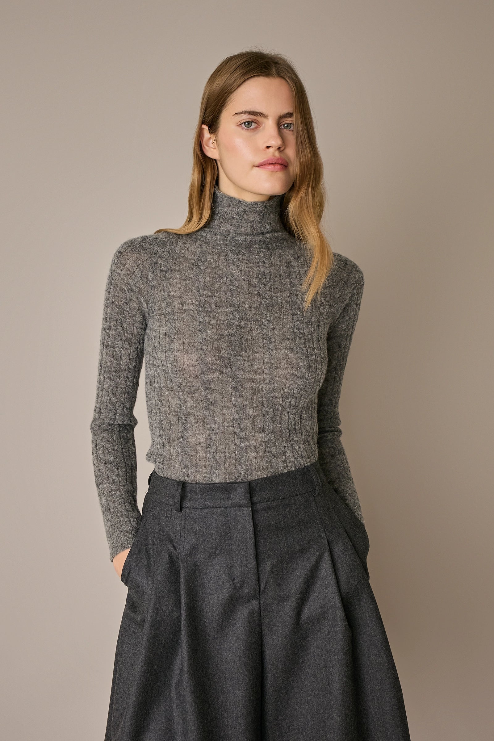 Dolcevita con lavorazione a trecce grigio, in alpaca e lana, lavorazione a trecce