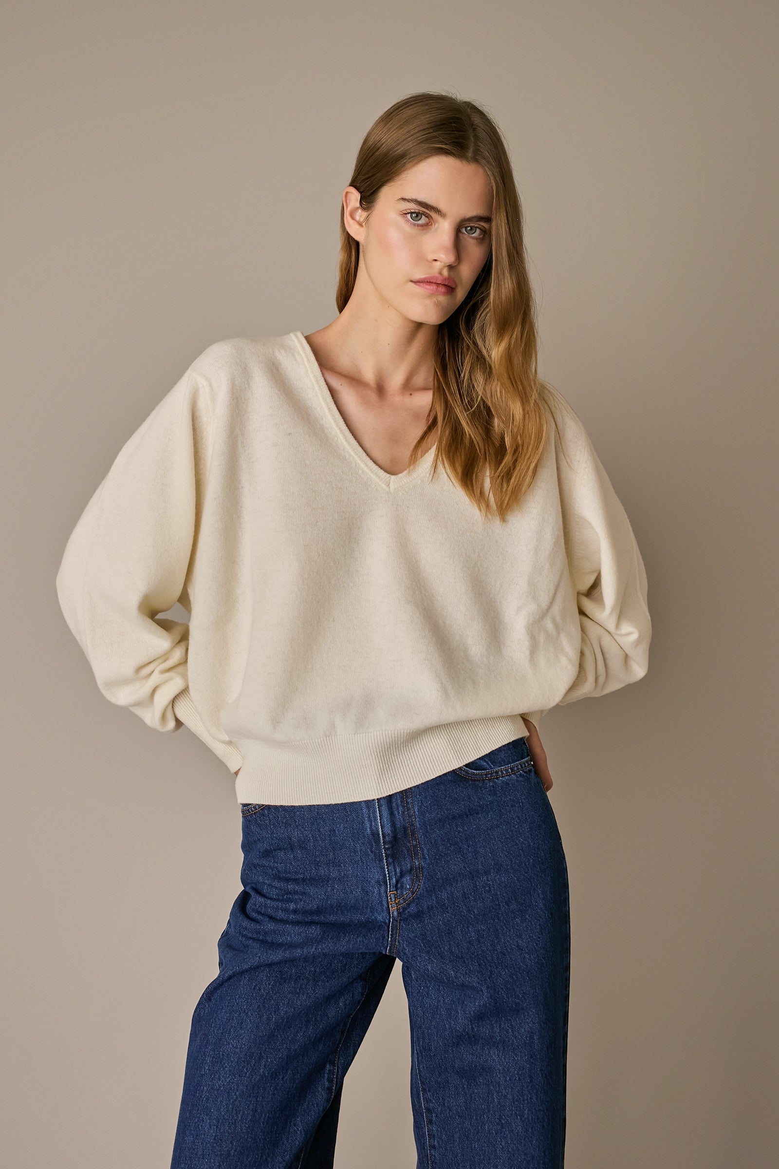 Maglia over con scollo a V bianco, maniche raglan e scollo a V