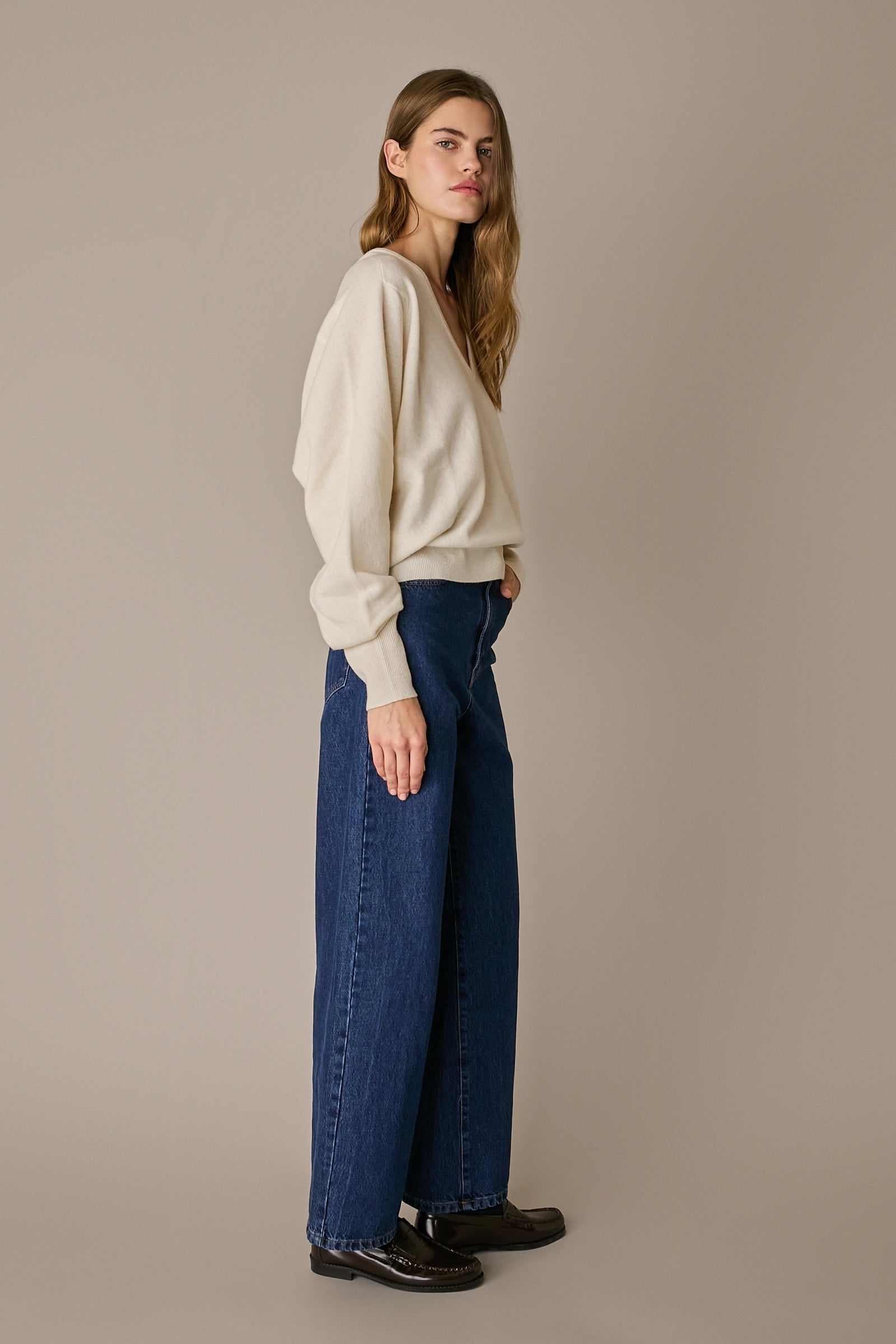 Maglia over con scollo a V bianco, maniche raglan e scollo a V, dal taglio over