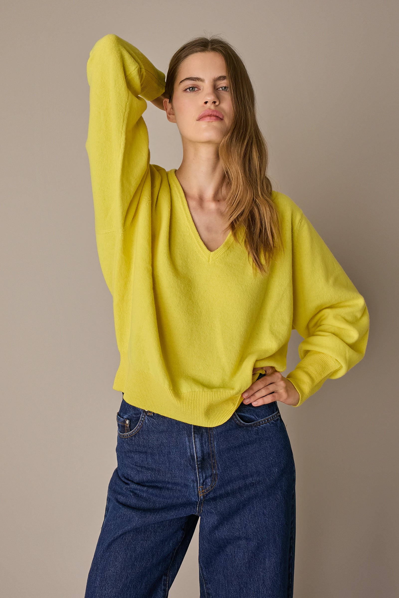 Maglia over con scollo a V giallo, maniche raglan