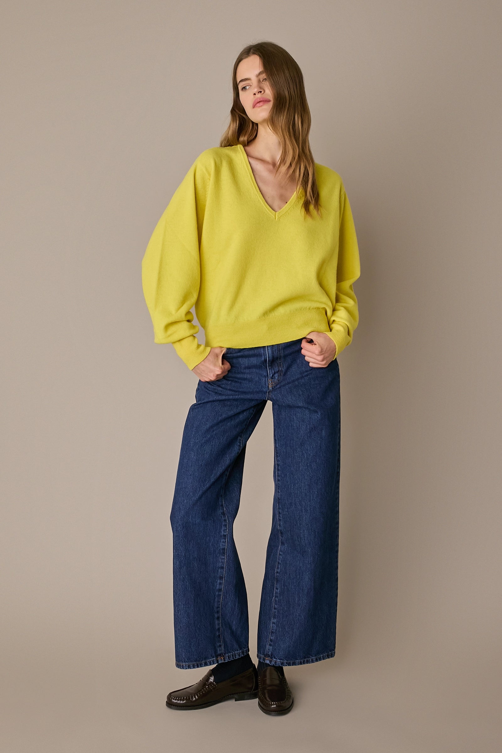 Maglia over con scollo a V giallo, scollo a V e taglio over