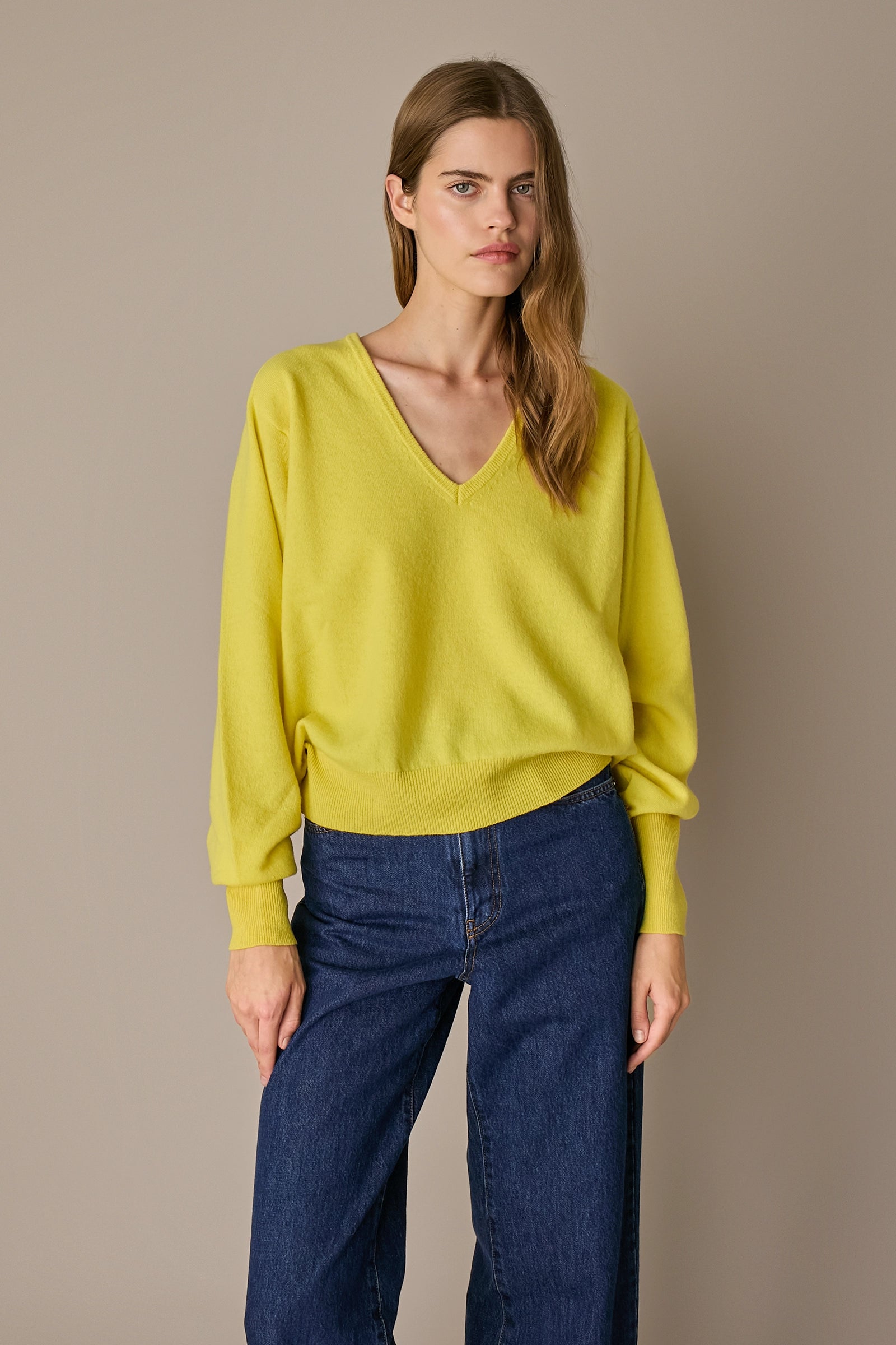 Maglia over con scollo a V giallo, maniche raglan, dal taglio over