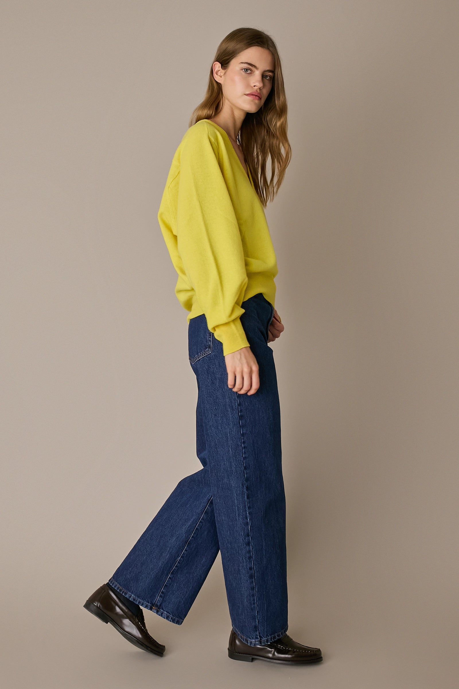 Maglia over con scollo a V giallo, scollo a V e taglio over, con maniche raglan