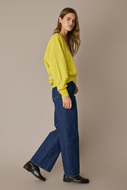 Maglia over con scollo a V giallo, scollo a V e taglio over, con maniche raglan