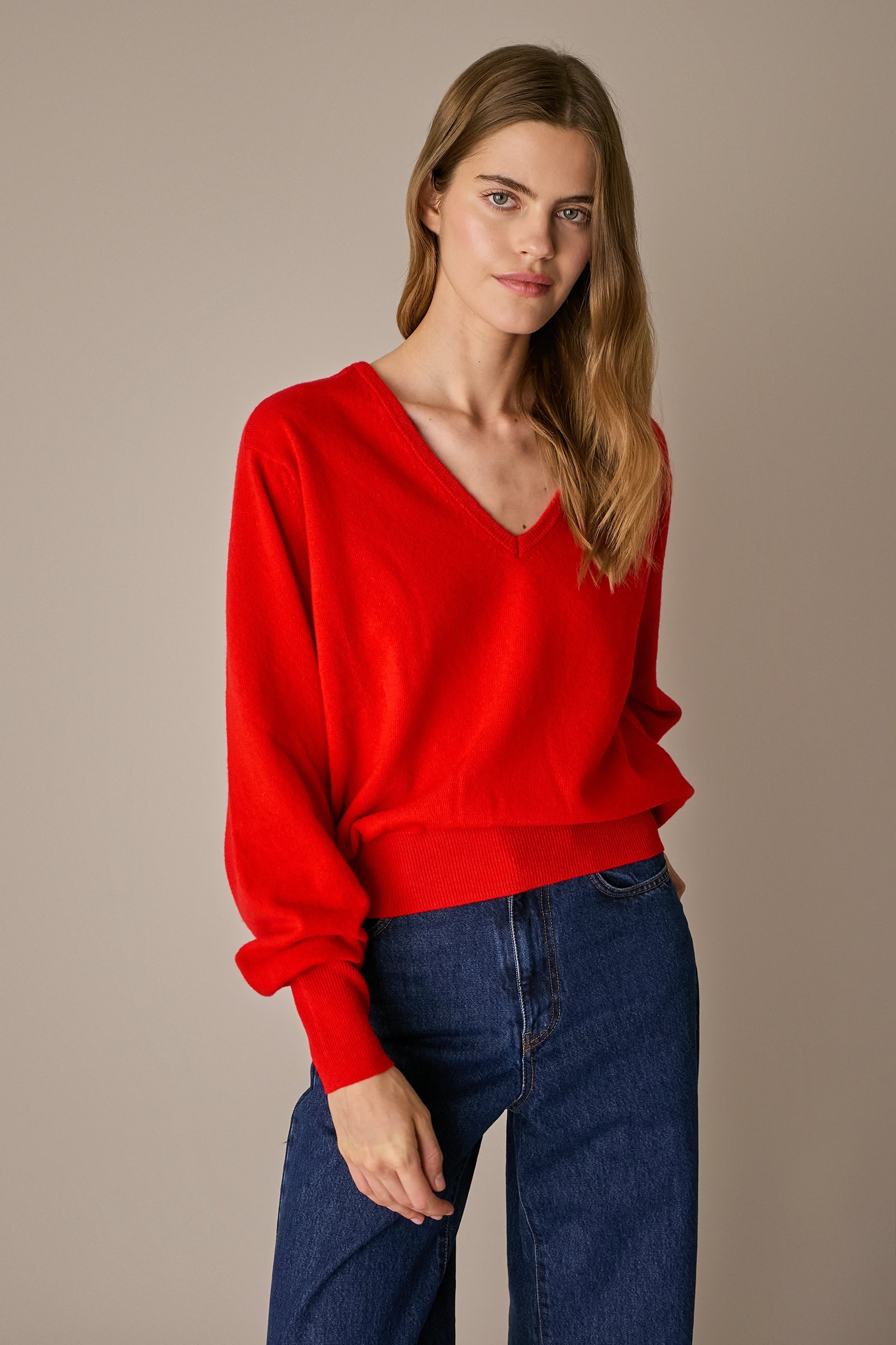 Maglia over con scollo a V rosso, maniche raglan e scollo a V, dal taglio over