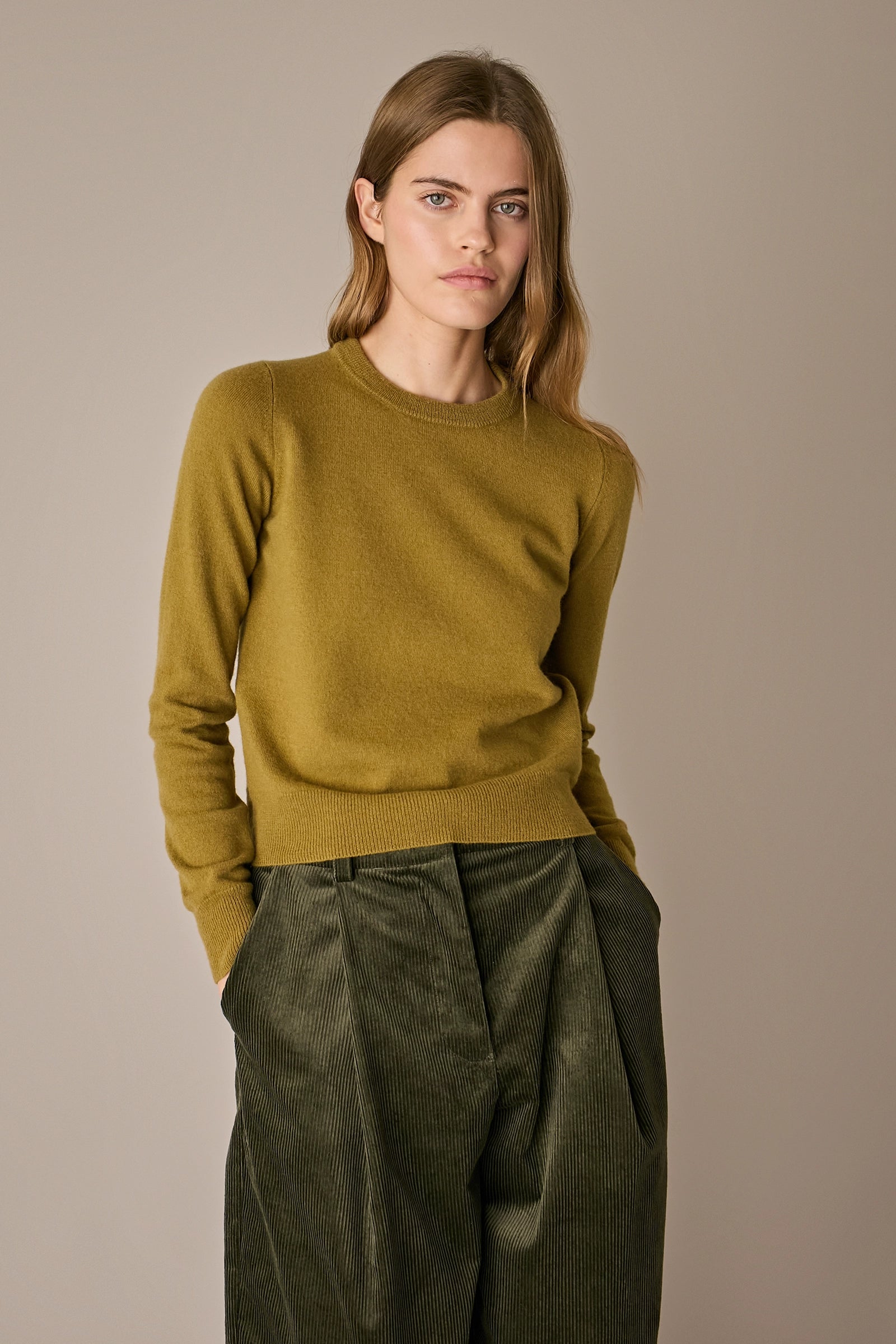 Maglia girocollo in lana e cashmere verde oliva, in filato cardato Matis