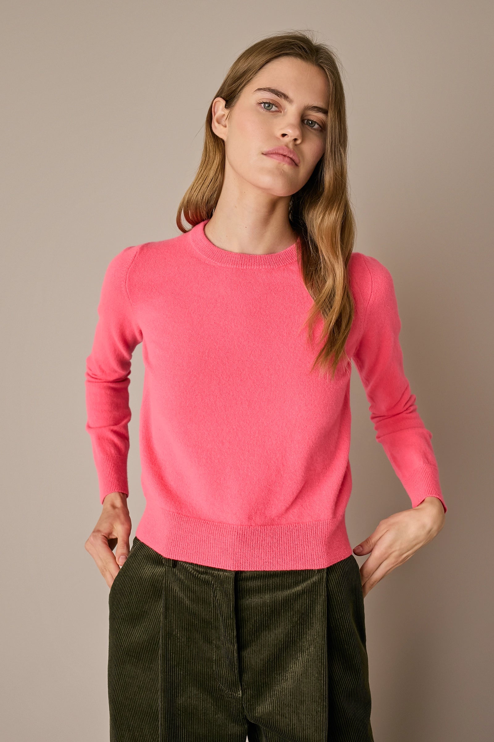 Maglia girocollo in lana e cashmere rosa fluo, vestibilità regolare e struttura in lana e cashmere