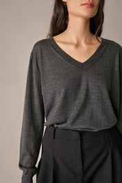 Maglia in lana e seta con scollo a V