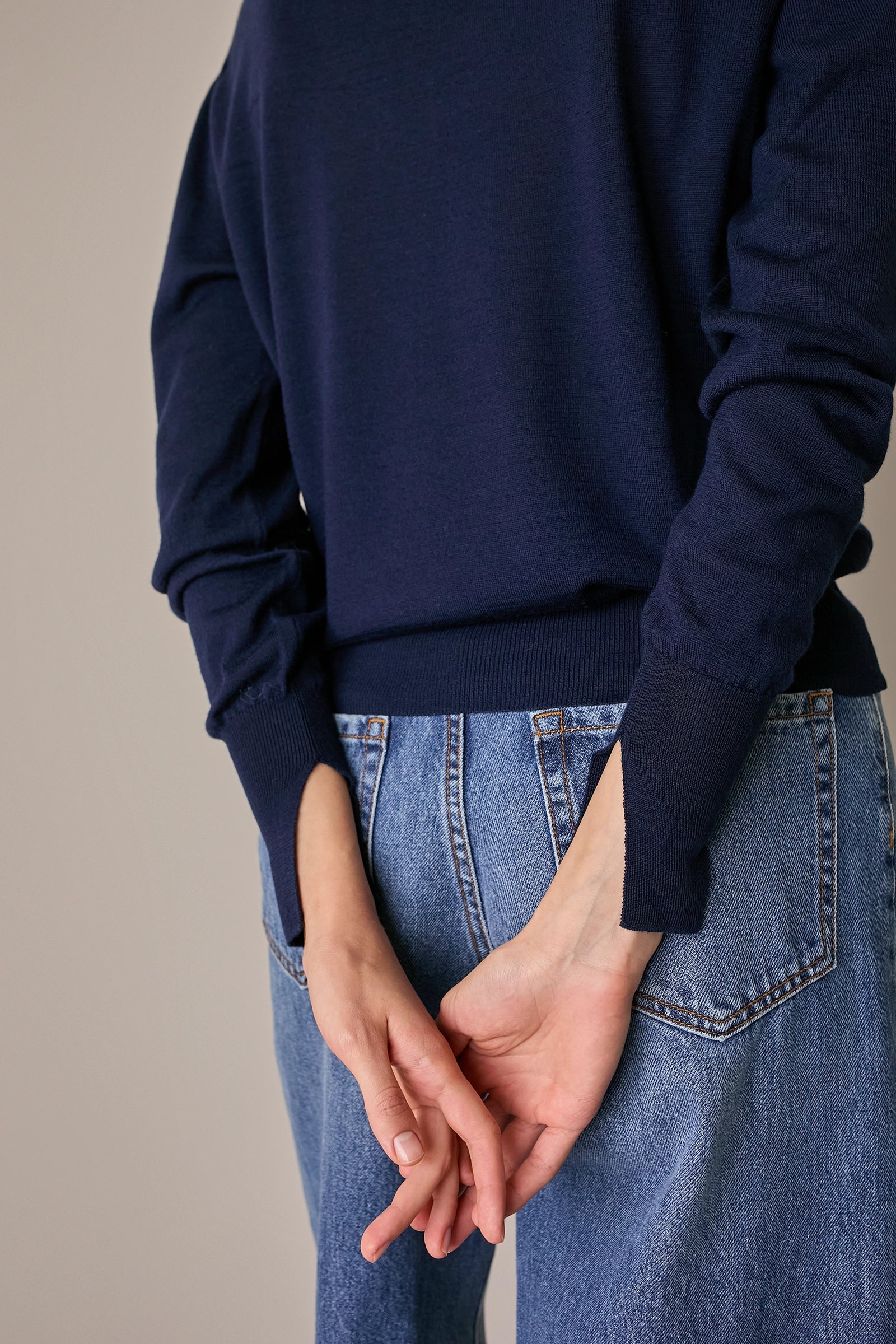 Maglia in lana e seta con scollo a V blu notte, spalle scese e polsini alti
