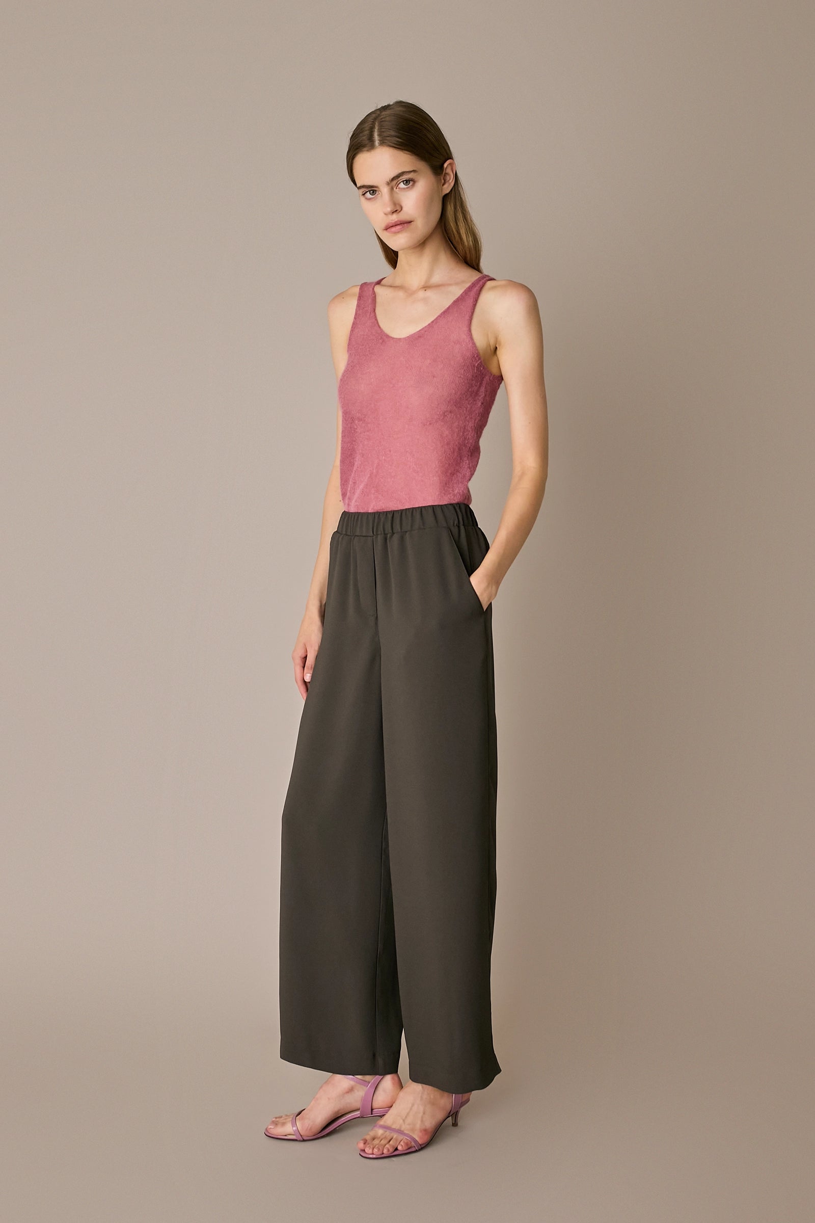 Canotta in blend di mohair rosa antico in seta, scollo a V