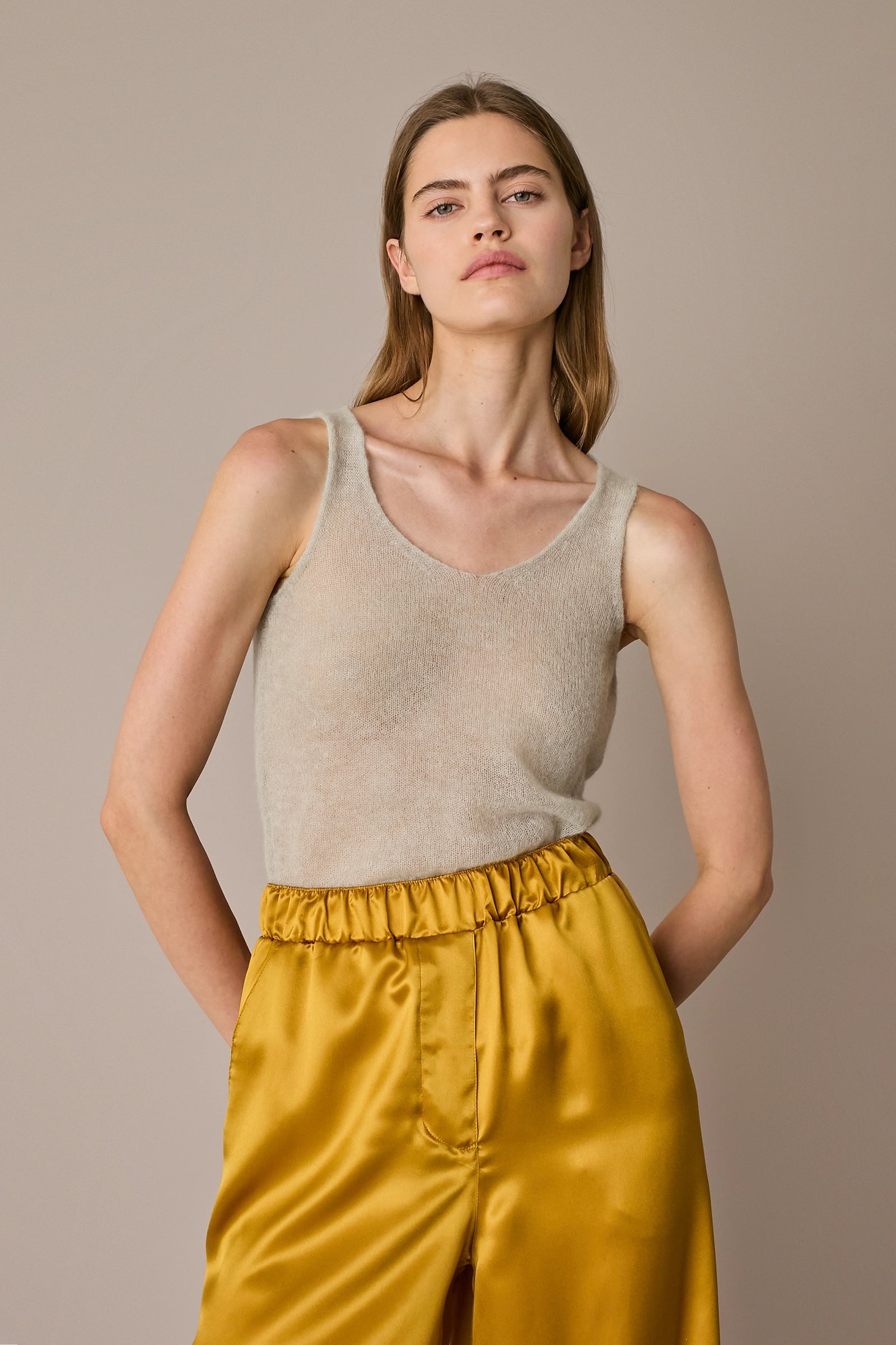Canotta in blend di mohair acqua, scollo a V, in seta