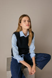 Gilet in blend di alpaca e lana blu navy, linea essenziale e silhouette versatile
