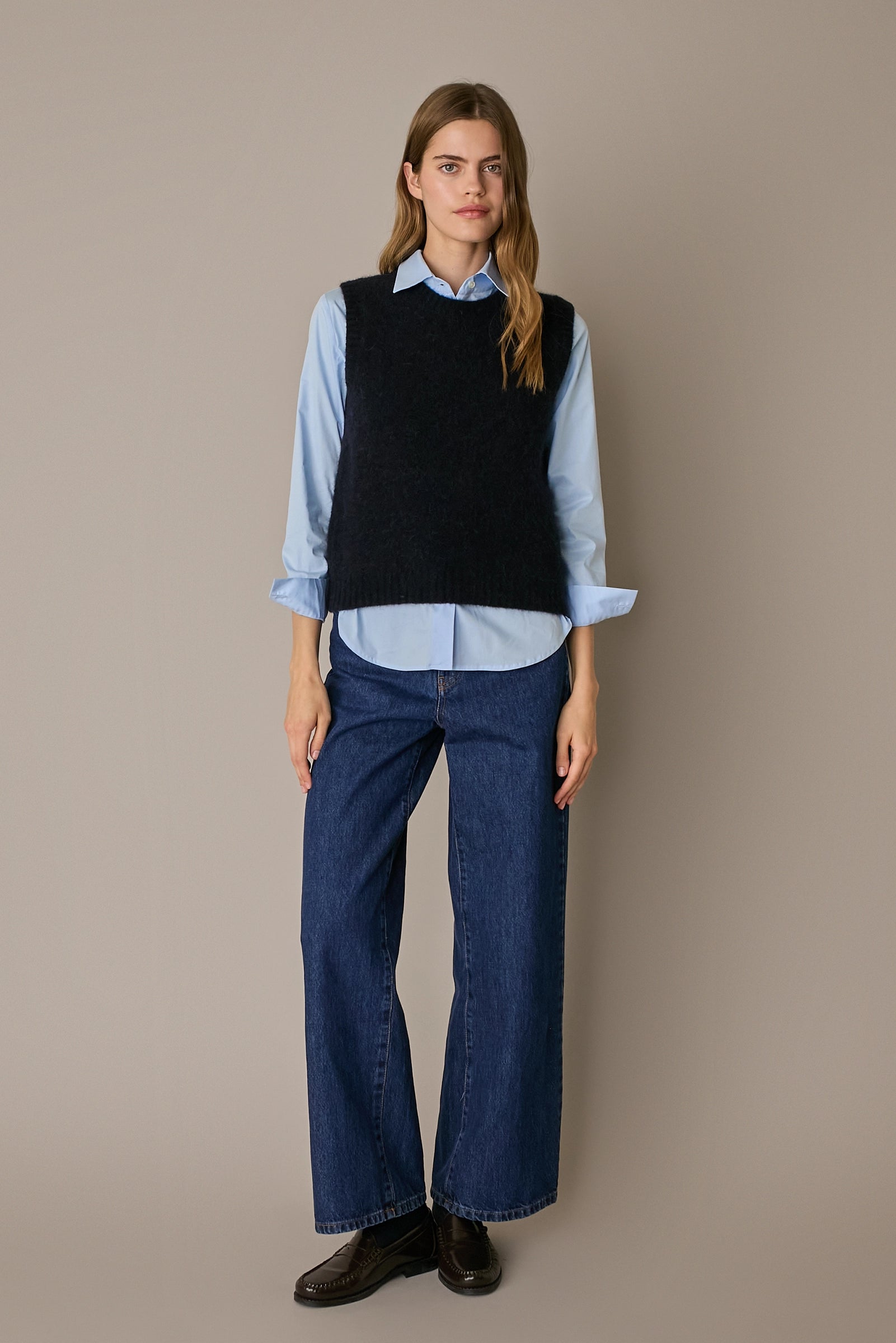 Gilet in blend di alpaca e lana blu navy, silhouette versatile e struttura in alpaca