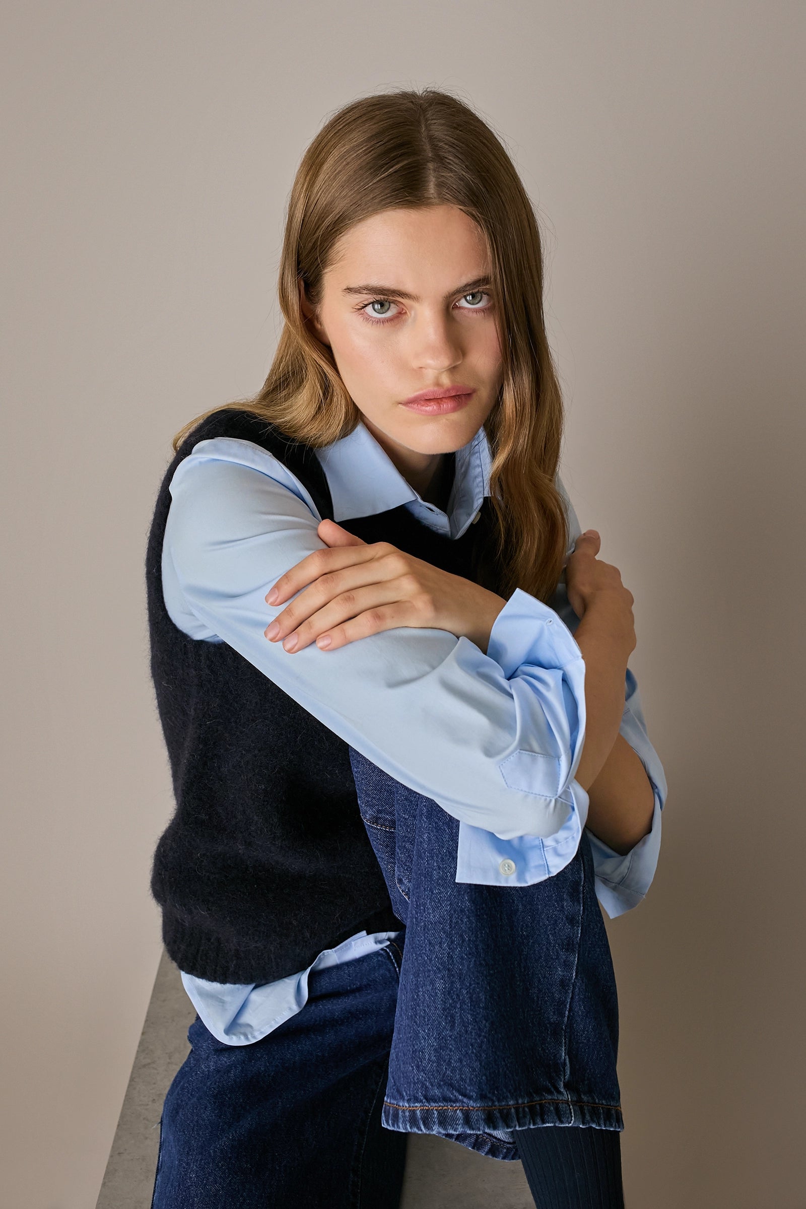 Gilet in blend di alpaca e lana blu navy, silhouette versatile