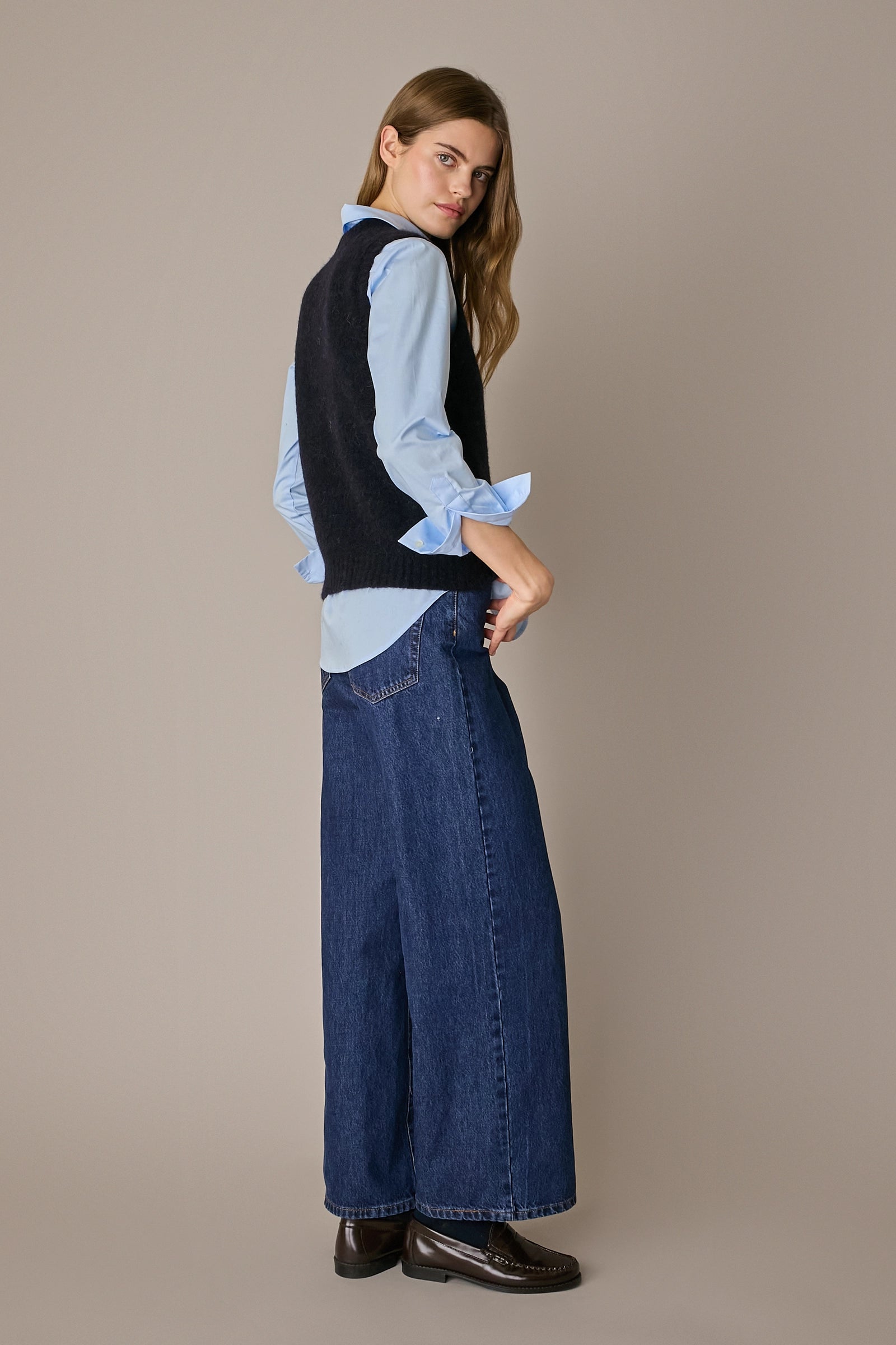 Gilet in blend di alpaca e lana blu navy, finitura pulita e linea essenziale