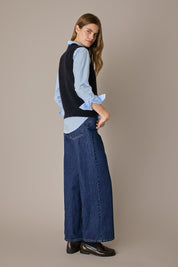Gilet in blend di alpaca e lana blu navy, finitura pulita e linea essenziale
