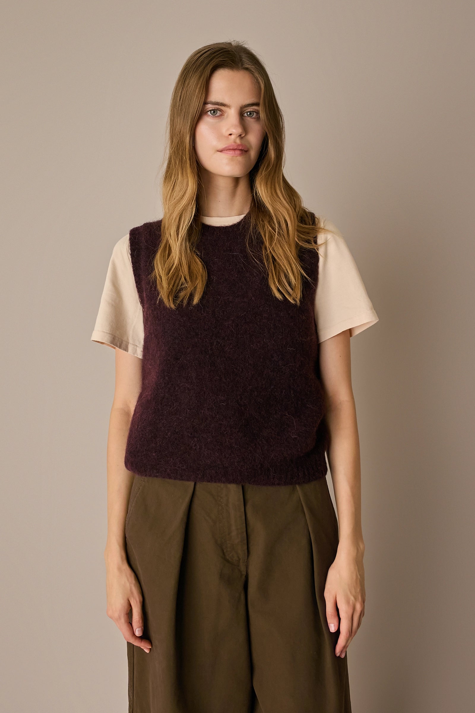 Gilet in blend di alpaca e lana bordeaux, silhouette versatile