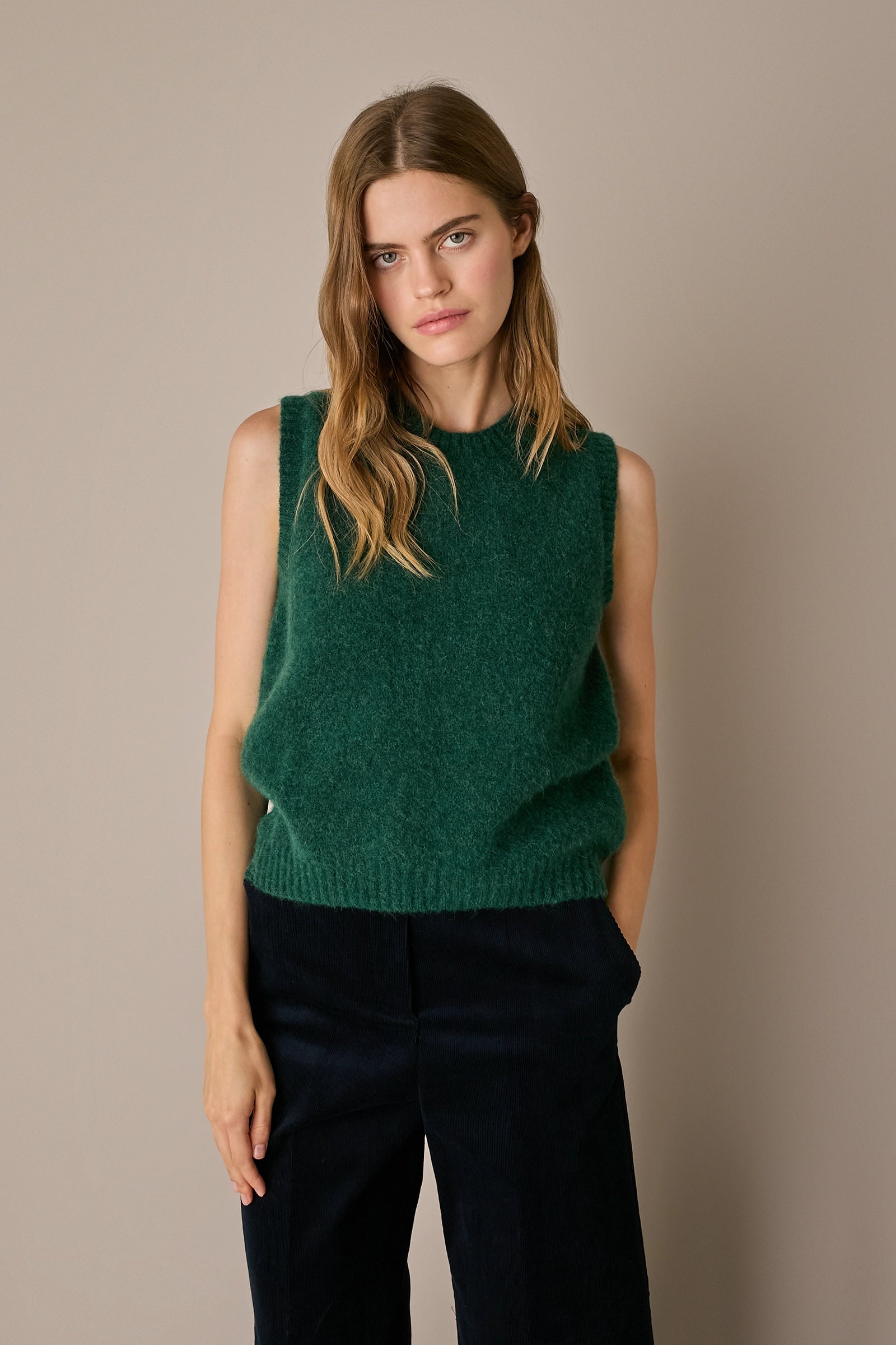Gilet in blend di alpaca e lana verde, linea essenziale e silhouette versatile
