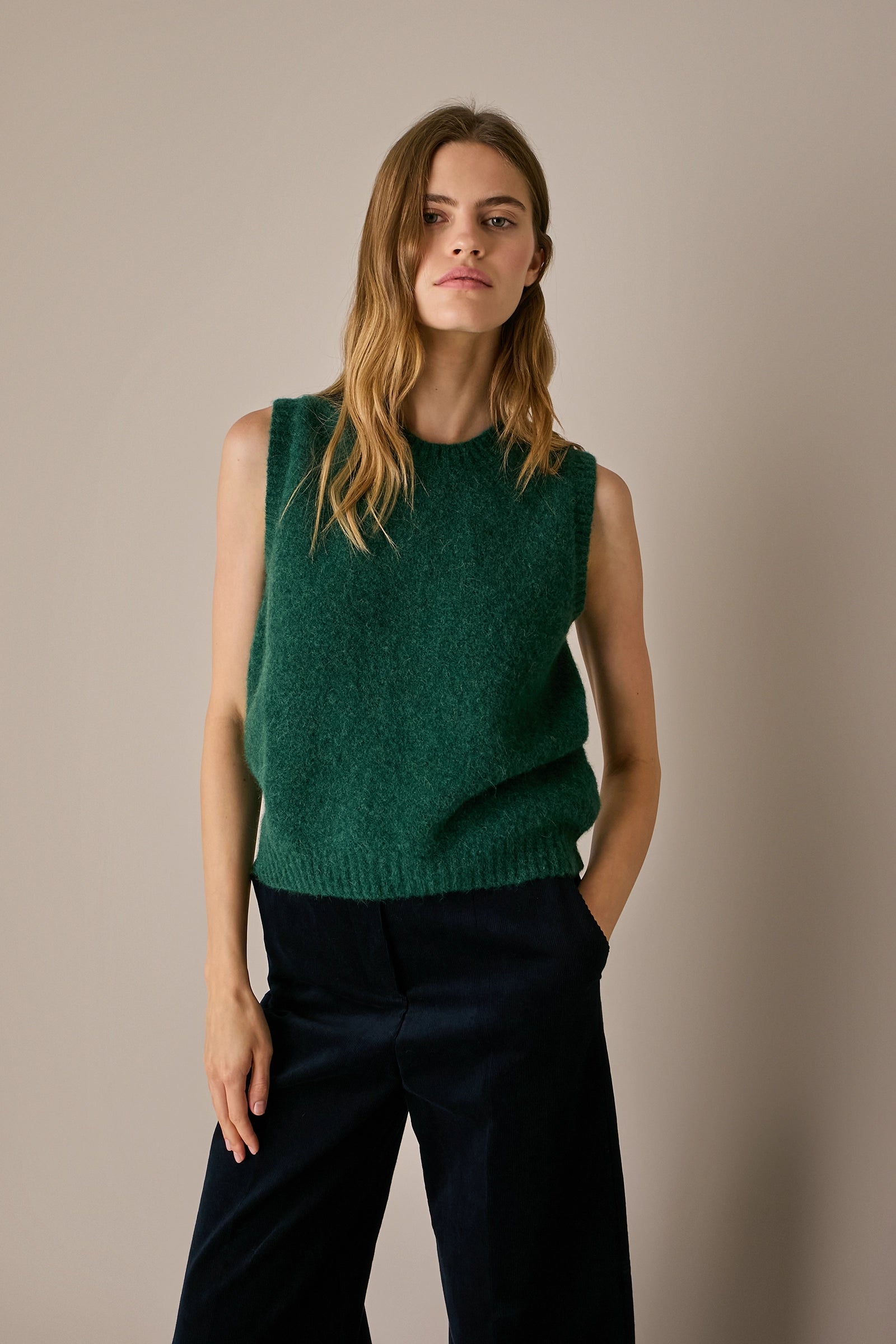 Gilet in blend di alpaca e lana verde, silhouette versatile e struttura in alpaca