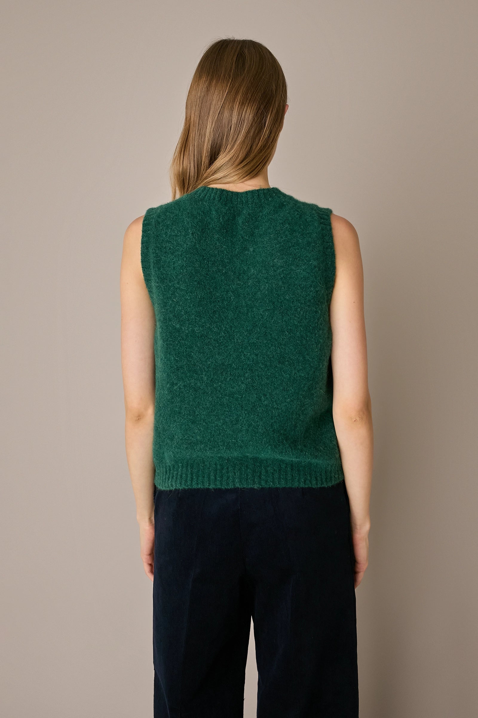 Gilet in blend di alpaca e lana verde, silhouette versatile