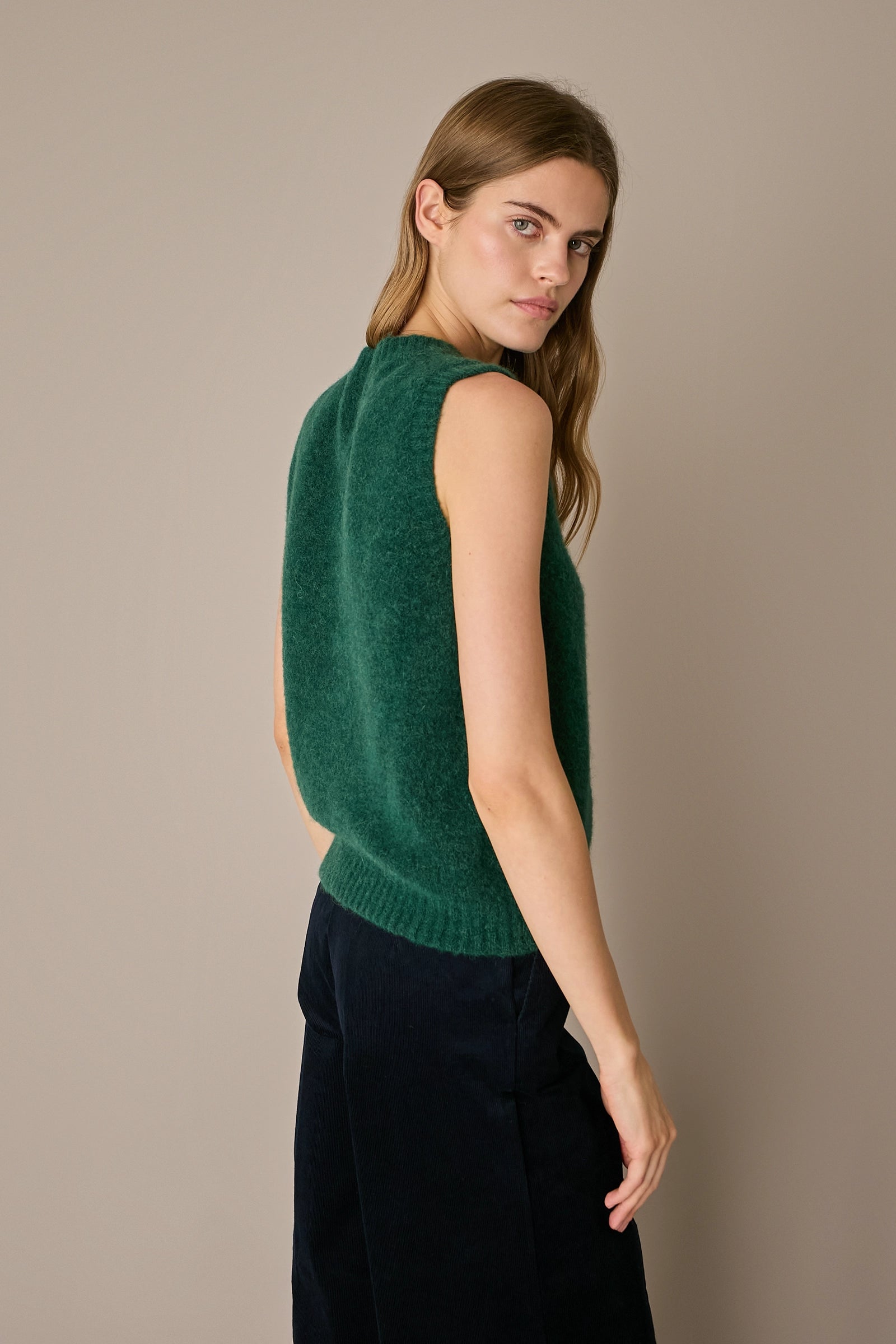 Gilet in blend di alpaca e lana verde, finitura pulita e linea essenziale