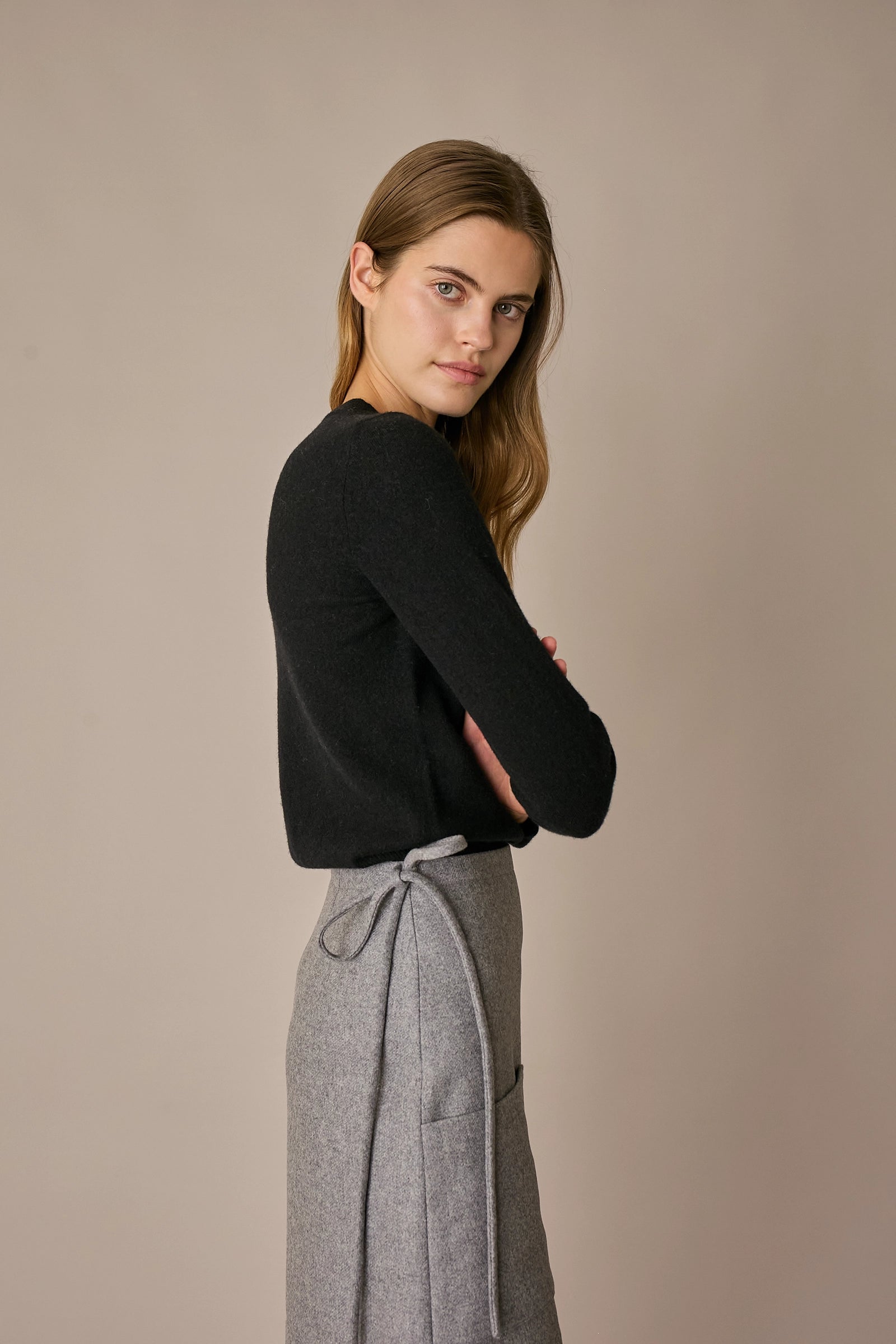 Maglia in lana e cashmere nero, finitura raffinata e linea essenziale